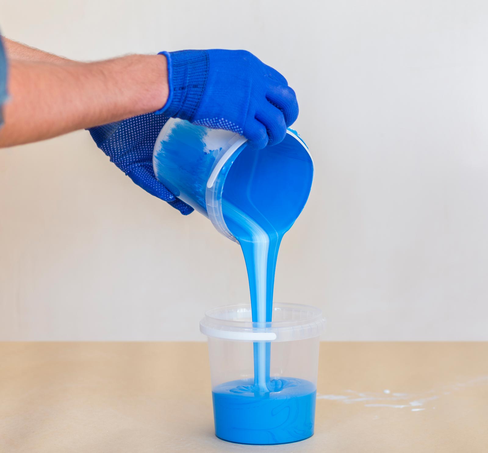 Mani con vernice blu